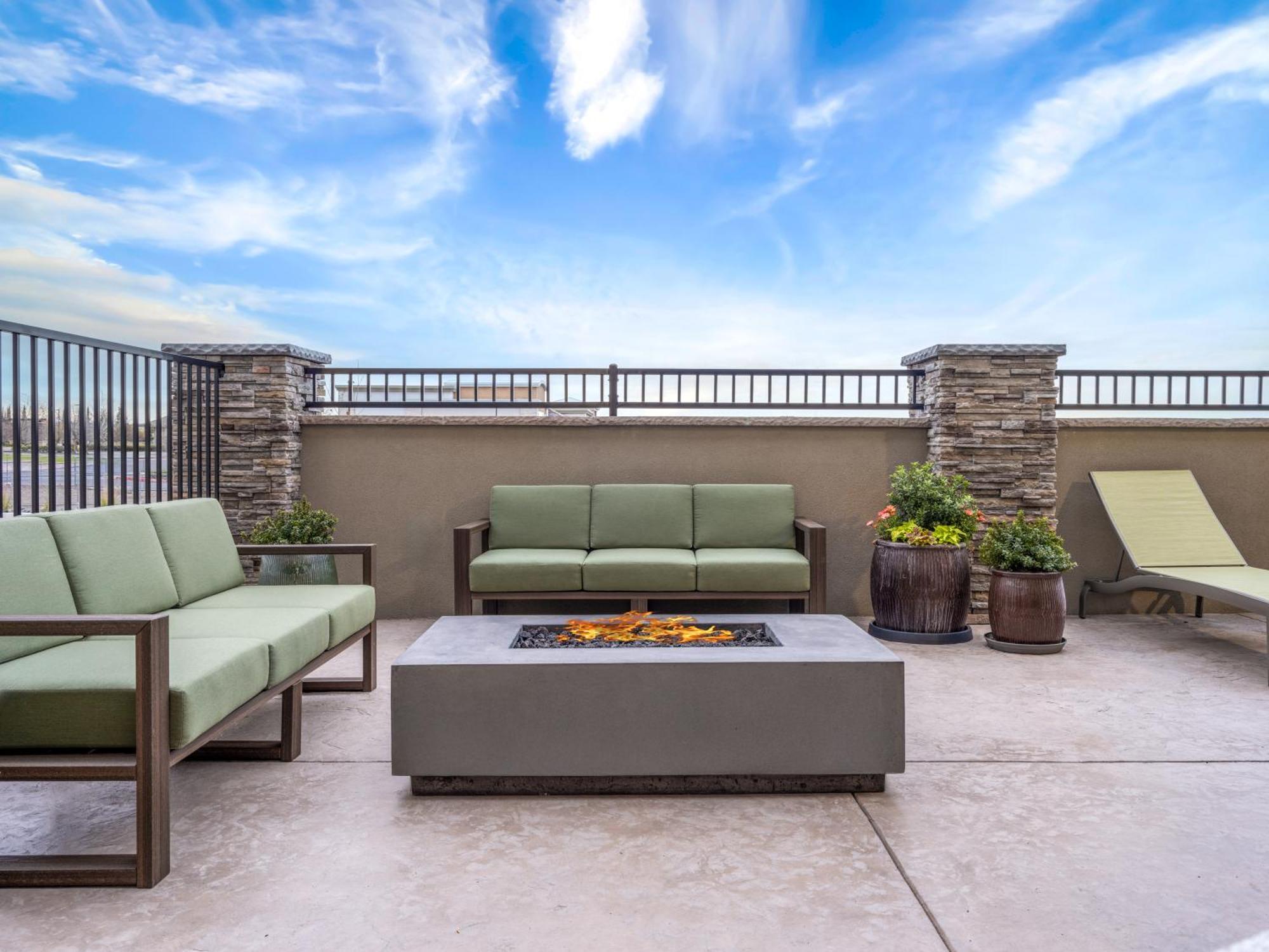 La Quinta Inn And Suites By Wyndham Lincoln Extérieur photo
